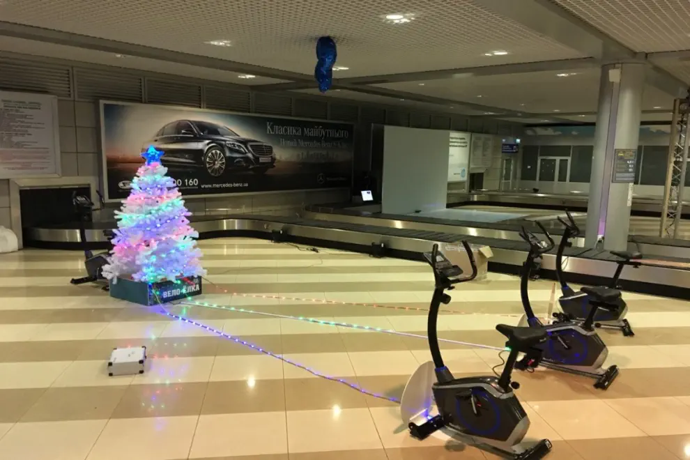 Вело ёлка: раз, два, три! Елочка, гори!