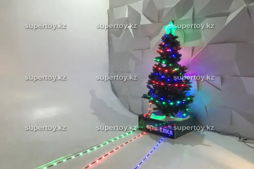 Вело ёлка: раз, два, три! Елочка, гори!