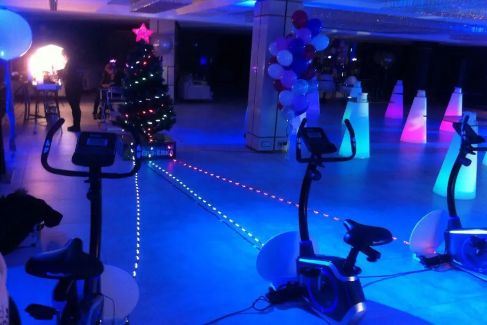 Вело ёлка: раз, два, три! Елочка, гори!