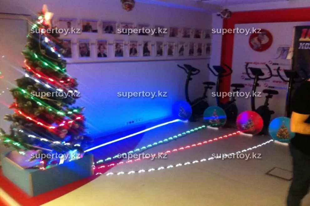 Вело ёлка: раз, два, три! Елочка, гори!